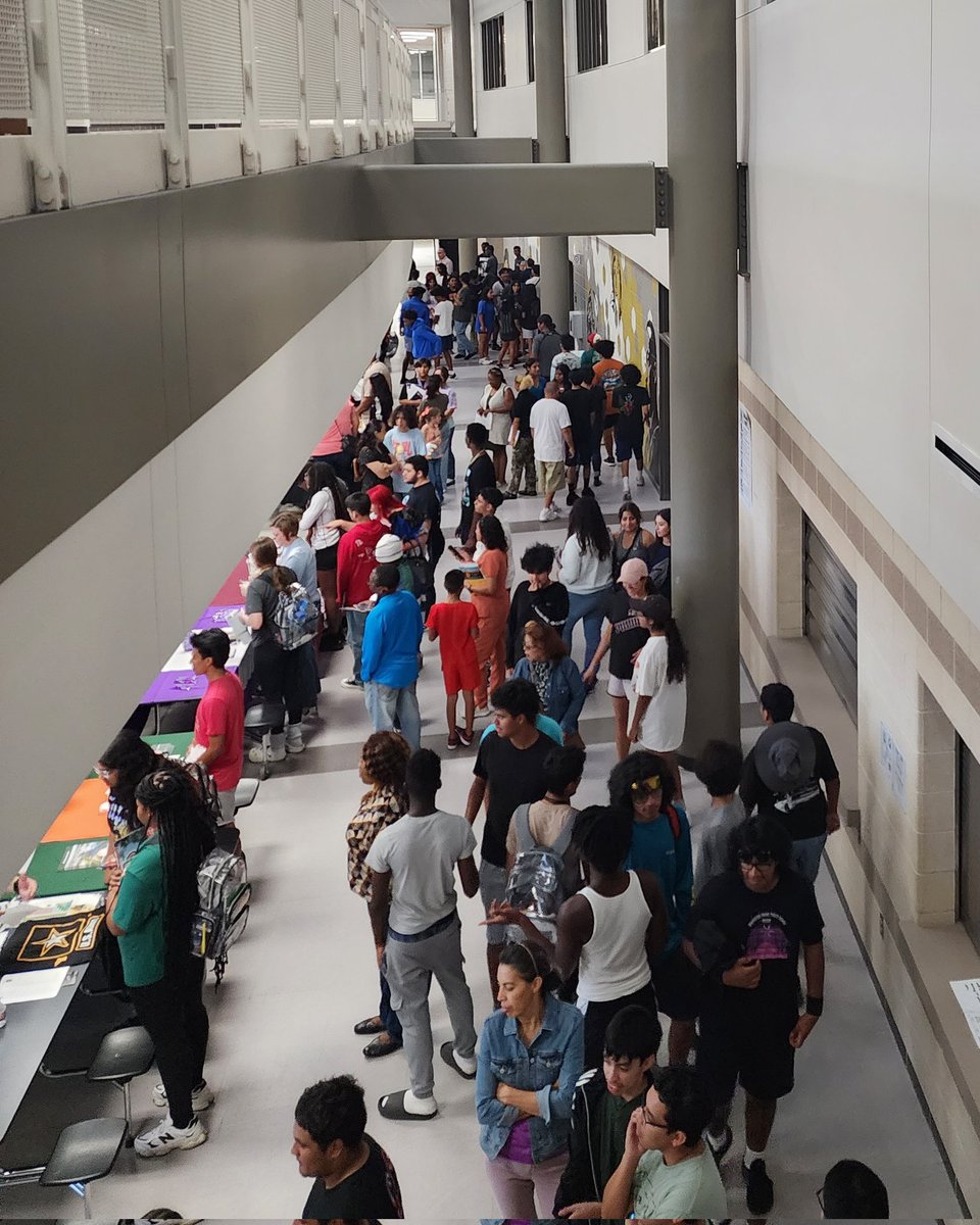 MrsMSuarez's tweet photo. Fantastic turn out of Junior and Senior @CypressParkHS Tigers for our mini college fair and parent meeting! @CyParkCCS 🖤💛🐅 https://t.co/CImUnQZQU5