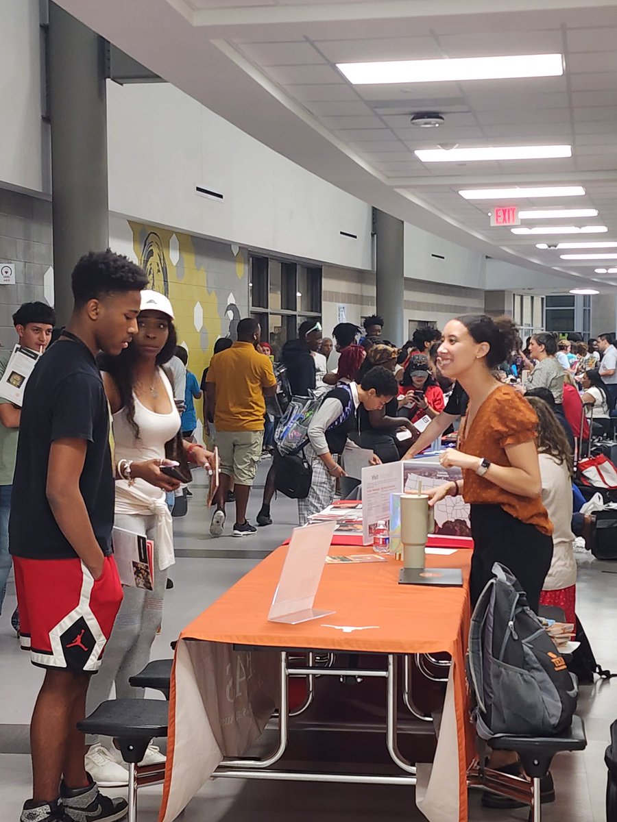 MrsMSuarez's tweet photo. Fantastic turn out of Junior and Senior @CypressParkHS Tigers for our mini college fair and parent meeting! @CyParkCCS 🖤💛🐅 https://t.co/CImUnQZQU5