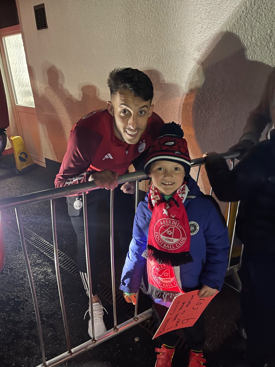 BarryChristie8's tweet photo. Thanks @bojanmiovskii wee man was buzzing he was just gutted you missed his sign. COYR https://t.co/k82jaM8Klc