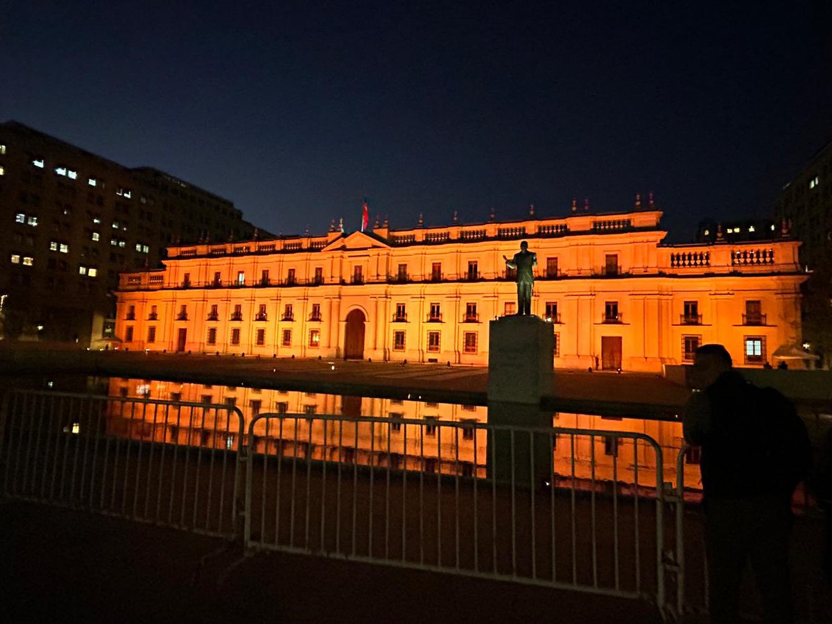 flozulueta's tweet photo. Hoy el Palacio presidencial se iluminó de dorado para concientizar sobre el cáncer infantil. En Chile + de 500 niños son diagnosticados al año. Parte de ellos estuvieron hoy en La Moneda con globos dorados dando su testimonio.  Gracias @Nuestros_Hijos por la incansable pega 🧡 https://t.co/skcBcccBAd