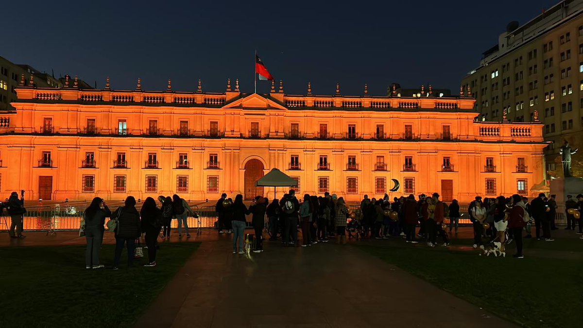 flozulueta's tweet photo. Hoy el Palacio presidencial se iluminó de dorado para concientizar sobre el cáncer infantil. En Chile + de 500 niños son diagnosticados al año. Parte de ellos estuvieron hoy en La Moneda con globos dorados dando su testimonio.  Gracias @Nuestros_Hijos por la incansable pega 🧡 https://t.co/skcBcccBAd