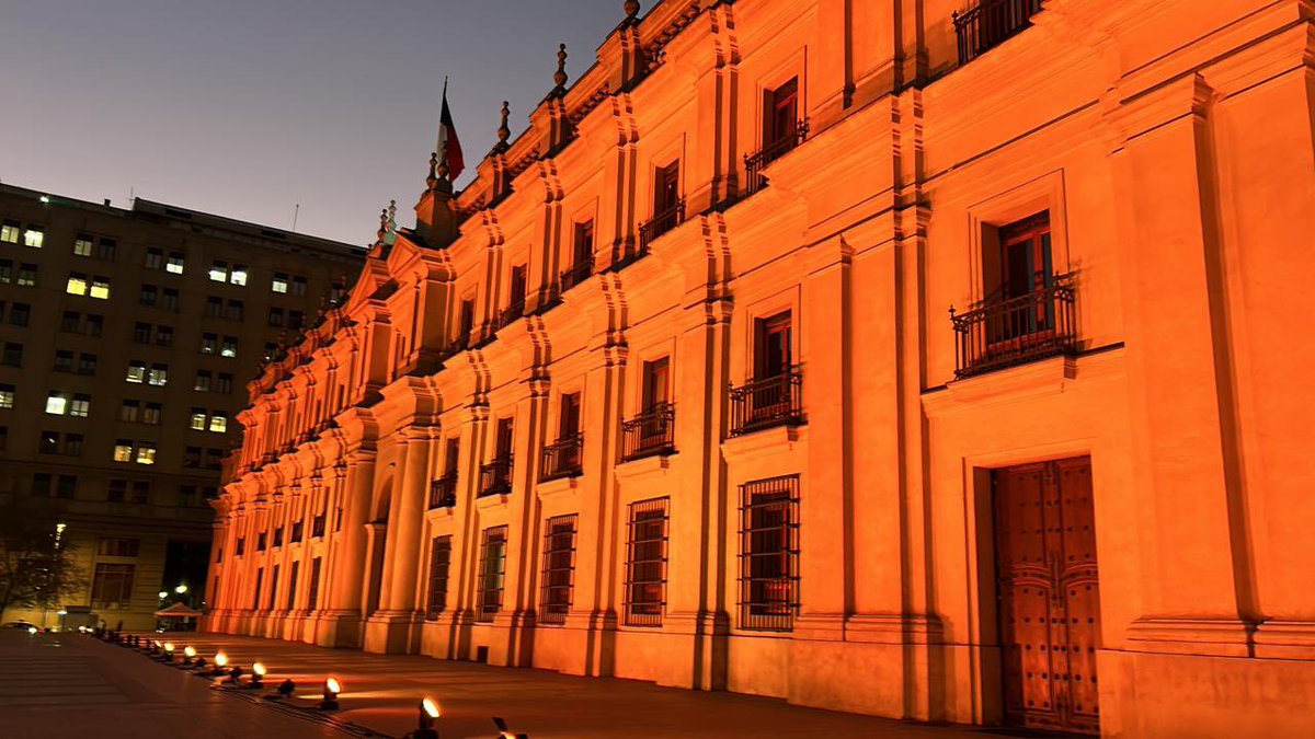 Hoy el Palacio presidencial se iluminó de dorado para concientizar sobre el cáncer infantil. En Chile + de 500 niños son diagnosticados al año. Parte de ellos estuvieron hoy en La Moneda con globos dorados dando su testimonio.  Gracias <a href="/Nuestros_Hijos/">Fundación Nuestros Hijos</a> por la incansable pega 🧡