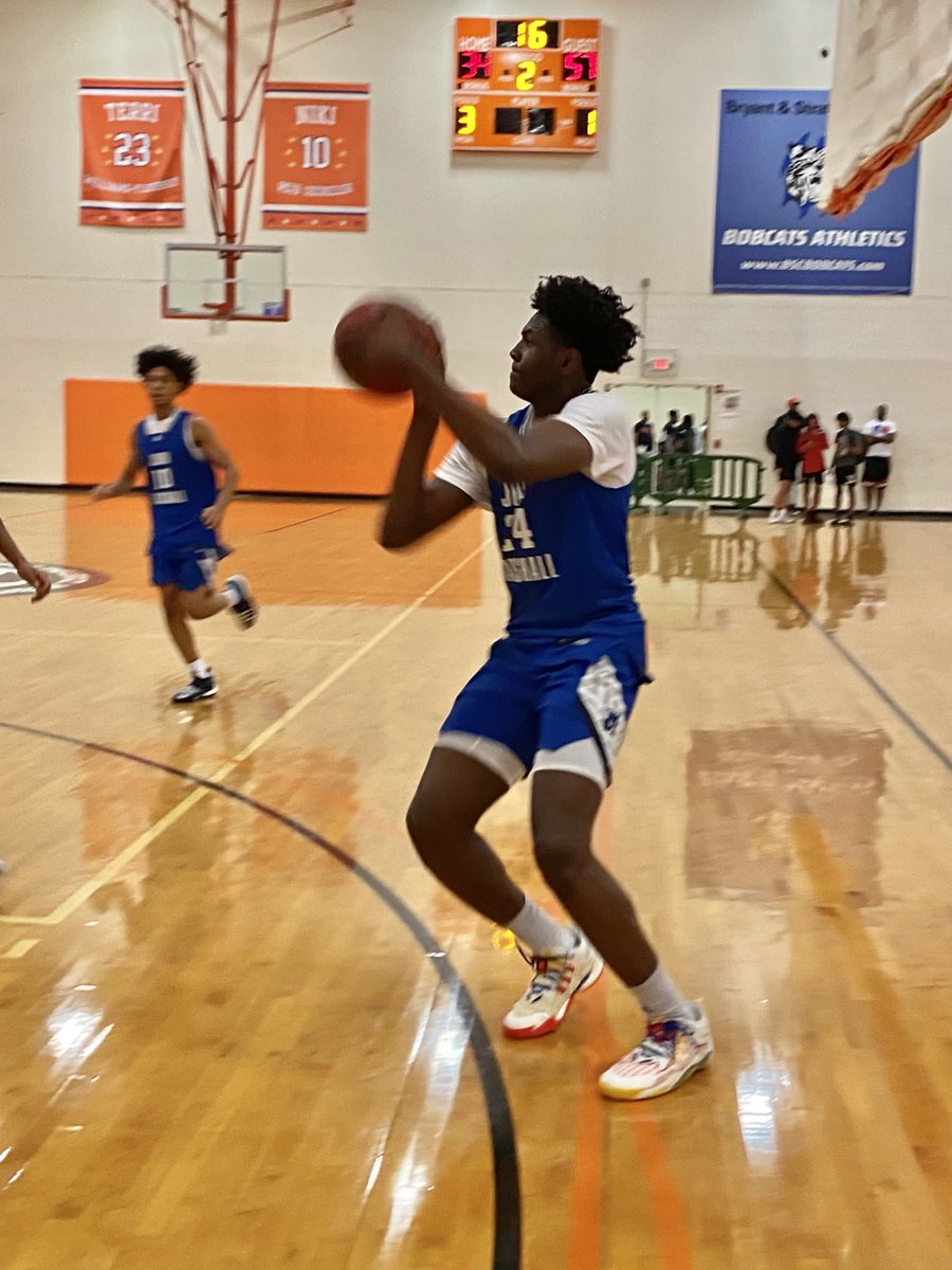 NorfolkKnights's tweet photo. John Marshall 6’8 2026 Latrell Almond buries the three pointer just before the half. John Marshall leads Tabb 60-34 at the midway point. #BigShots #BooWilliamsFallLeague @BigShotsToday @BigShotsGlobal https://t.co/rUpIdqcpkF