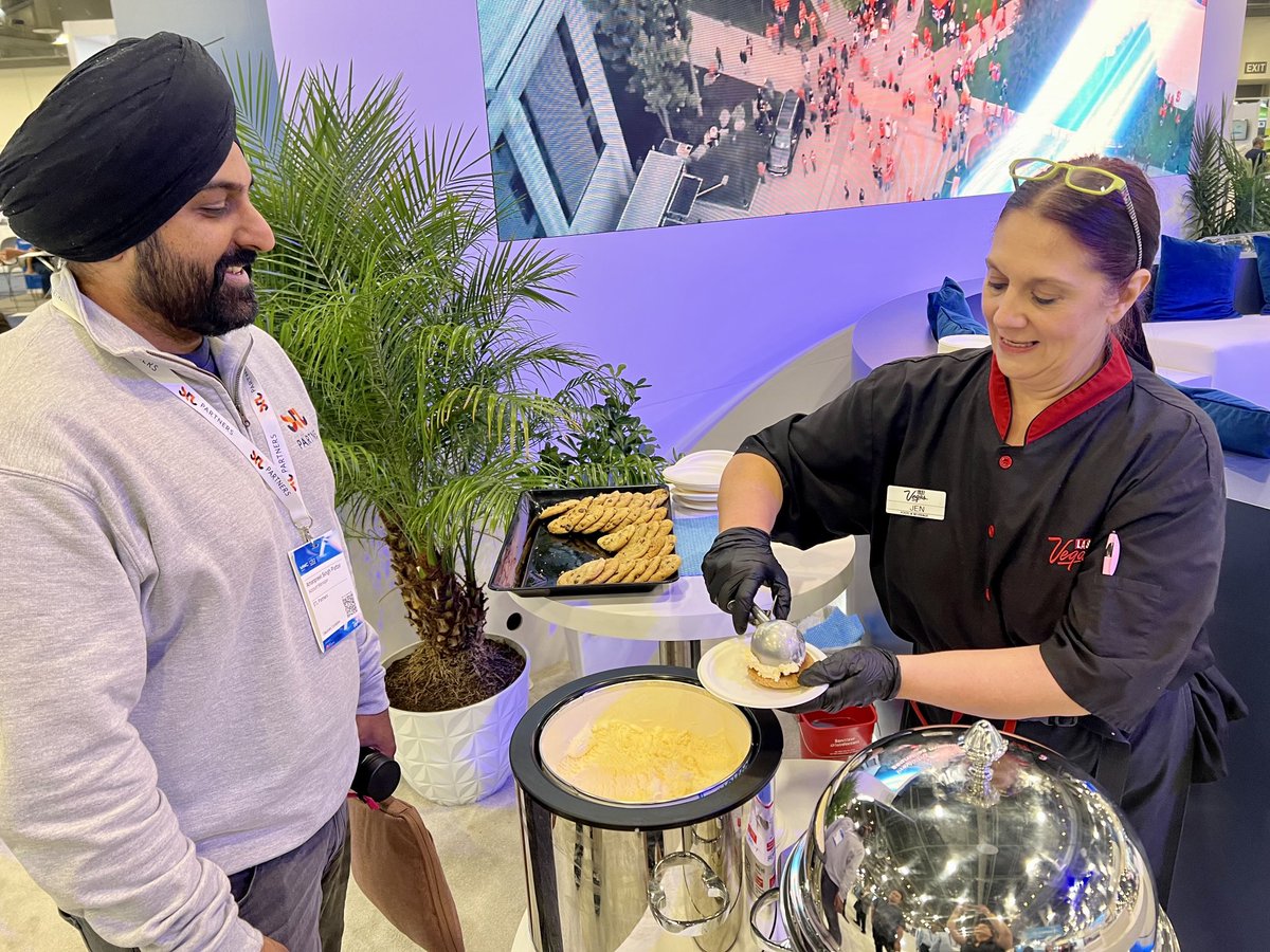 JMAwireless's tweet photo. #MWC23 midday snack break:
Ice cream sandwiches with fresh baked chocolate chip cookies at the @JMAwireless booth. 🍪
#jmamwc23 @GSMA @MWCHub https://t.co/7CI3sjz0aX