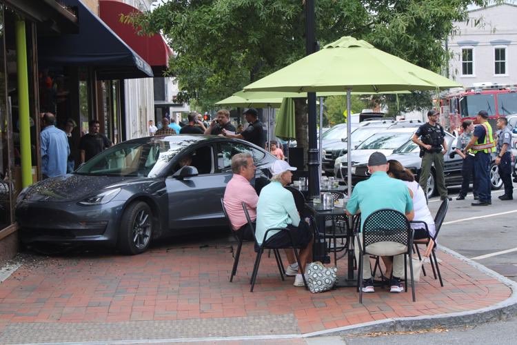 mattfromcobb's tweet photo. In Marietta tonight, a Tesla crashed into a restaurant.

People dine next to the wreckage.

THIS IS NORMAL 🫠 https://t.co/1zS1UuN09L