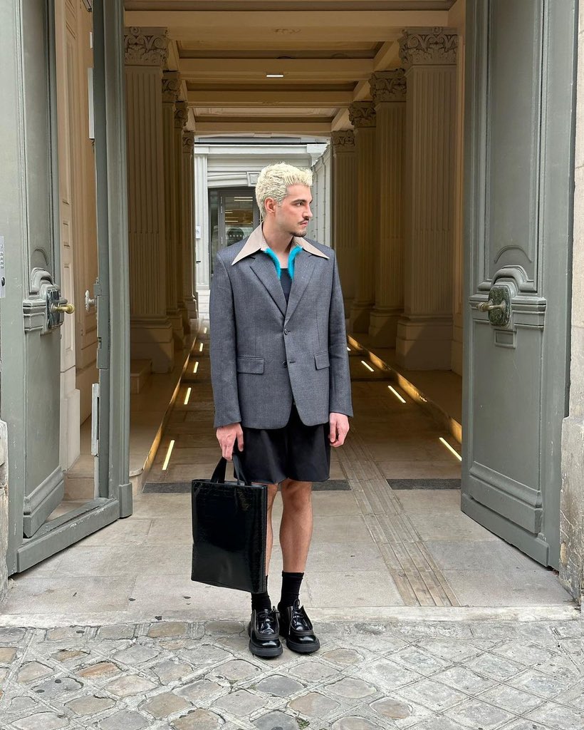 jaoglobal's tweet photo. Jão presente na Paris Feshion Week.

“bonsoir paris fashion week je m’appelle Jão”

📲 @/jao via feed (ig) - 27.09 https://t.co/SLOVN4BkXs