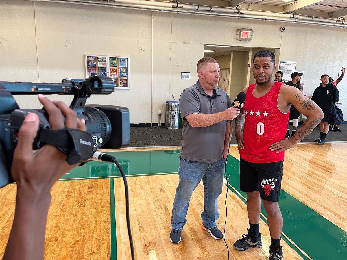 ilmediaschool's tweet photo. Studentβs from our Oβhare our campus continue to cover the #hoopsofpromise league in Waukegan IL during the playoff season! Great job everyone! Demo reel material is in FULL effect!
#tv #radio #handsontraining #broadcasting #livegames #basketball #media #interviews #videography https://t.co/sLJWSORSA6