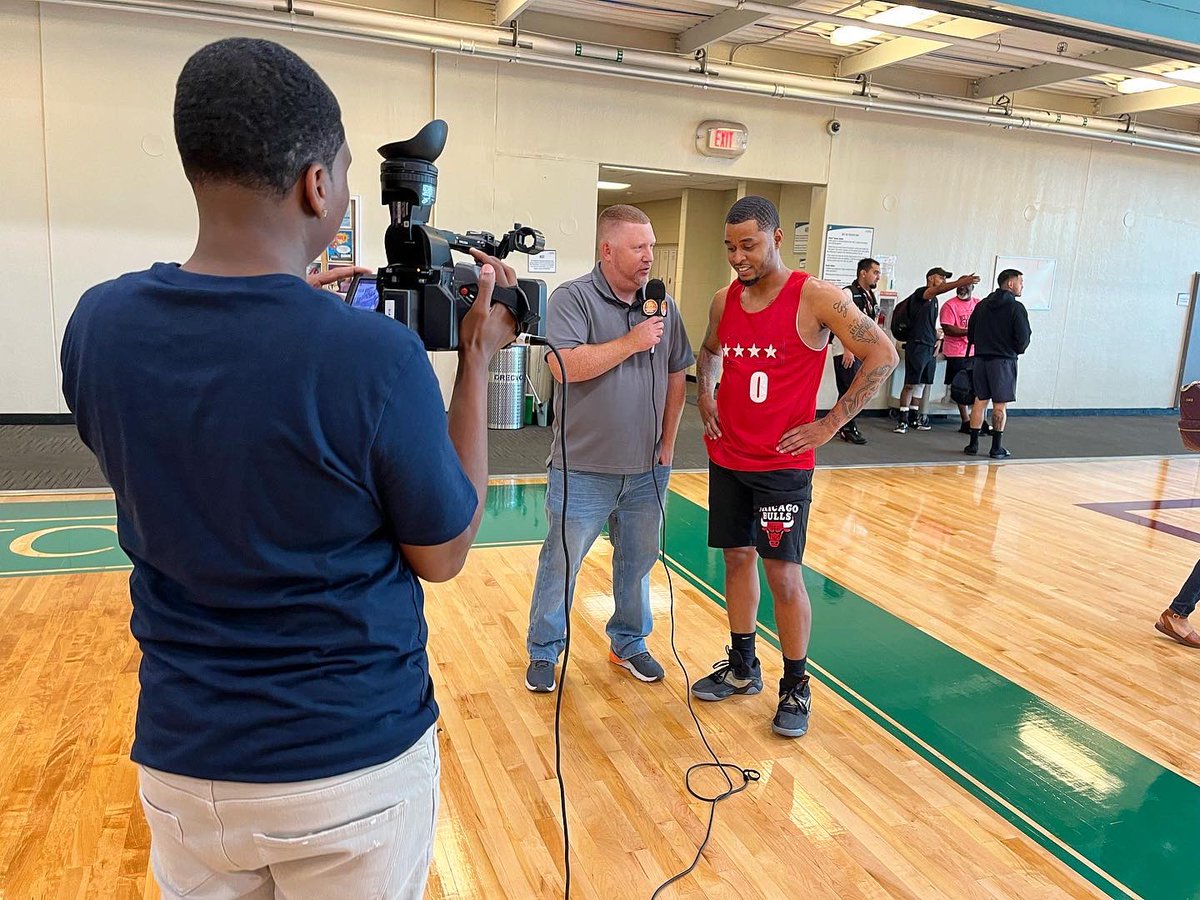 ilmediaschool's tweet photo. Studentβs from our Oβhare our campus continue to cover the #hoopsofpromise league in Waukegan IL during the playoff season! Great job everyone! Demo reel material is in FULL effect!
#tv #radio #handsontraining #broadcasting #livegames #basketball #media #interviews #videography https://t.co/sLJWSORSA6