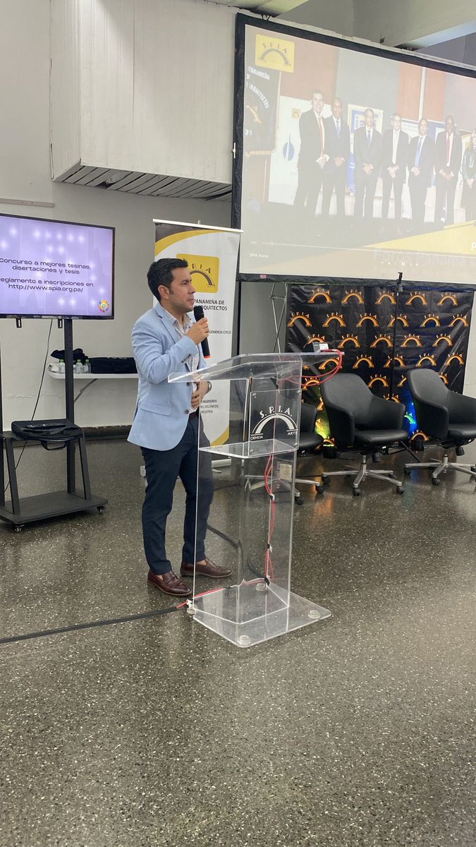 Con palabras de bienvenida el presidente de la SPIA el arq. y urb. 
Jorge Peren Montero dio inicio al
 FORO 5 :“Infraestructura y Mantenimiento SIG”
El presidente agradeció a todos los patrocinadores del evento.