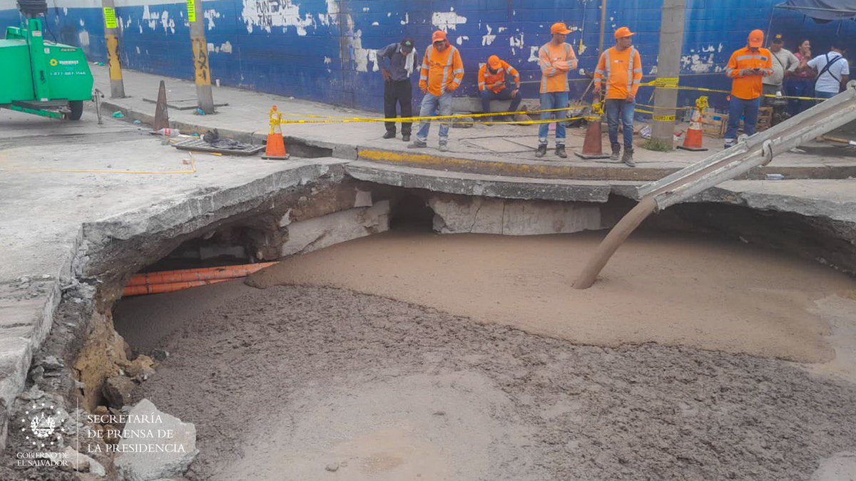 SecPrensaSV's tweet photo. #PlanNacionalDeAgua | Las cuadrillas de la @ANDASV y de @FOVIALITO que intervinieron la cárcava en formación sobre la 24ª avenida norte, cerca del mercado La Tiendona, en San Salvador, colocaron este día el relleno de concreto para cubrir el área afectada. #SecretaríaDePrensa https://t.co/wr89Rl4wz2