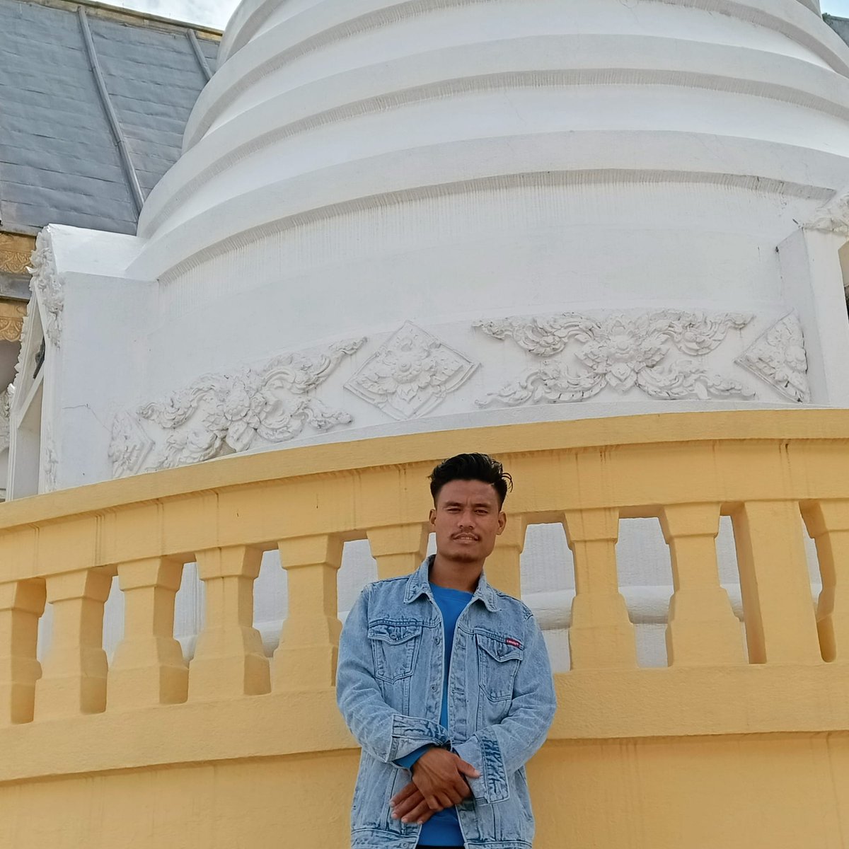 पटक पटक आँखा का परेलि भिजाइदिन्छन्
आफ्नो हैसियत भन्दा माथिका सपनाहरुले 🤪💞