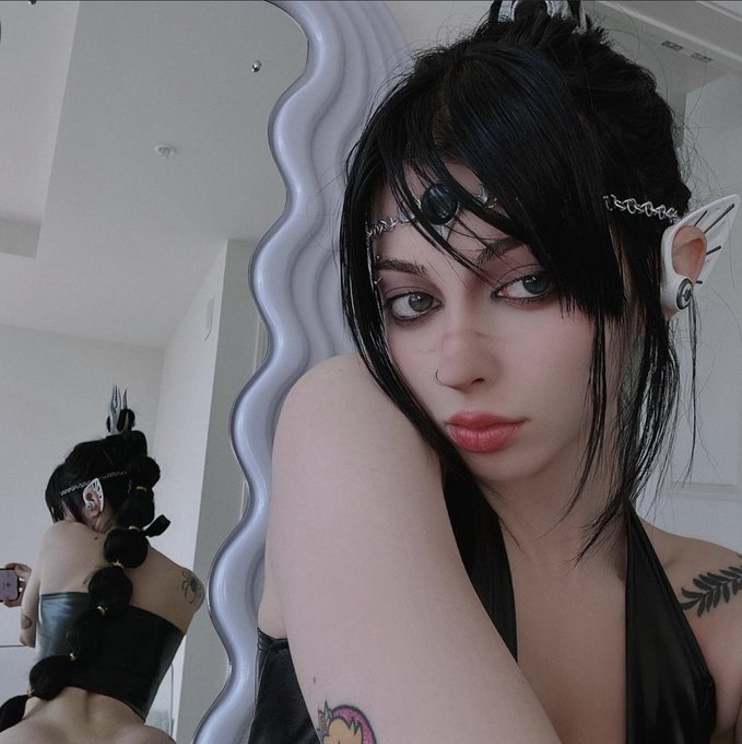 roll 20 to activate Shadowheart beach scene https://t.co/kI5WxiuK4C