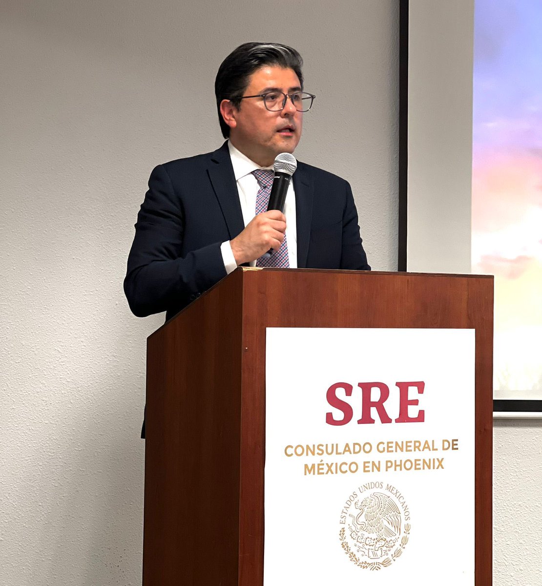 ConsulMexPho's tweet photo. Alongside Mayors of #Sonora, we attended an entrepreneurship panel offered by business leaders and representatives of @Thunderbird.

We learned about business development programs to train entrepreneurs in Sonora.

#LocalDiplomacy 
#SisterCitiesAgreements #SonoraAndArizona https://t.co/afhAkiI0UG