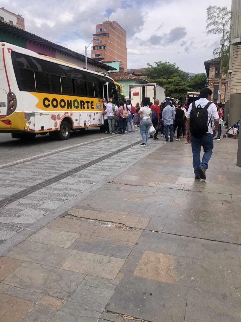 Tyche78Tyche's tweet photo. Me envían esto tomado hoy cerca del parque de las luces. En una de las fotos se ven los mercados que les dieron a las personas que vinieron y la otra montándolos en los buses. Los funcionarios que estaban ahí eran de la agencia nacional de tierras🤷‍♀️ https://t.co/lZSUeCAS1M