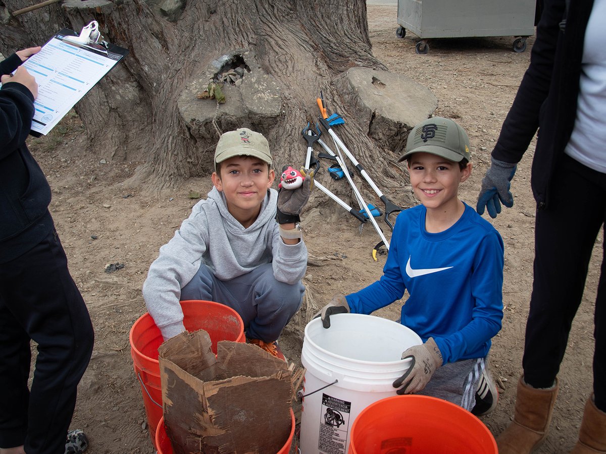 Huge thanks to over 450 volunteers who helped with this year's #CoastalCleanupDay! Check out the stats from Last Saturday: 1,350 hours of time donated 11 park sites in the #GGNRA Over 1500 pounds of trash picked up Photos by Frank Morse, Dan Friedman, Tory Starling NPS