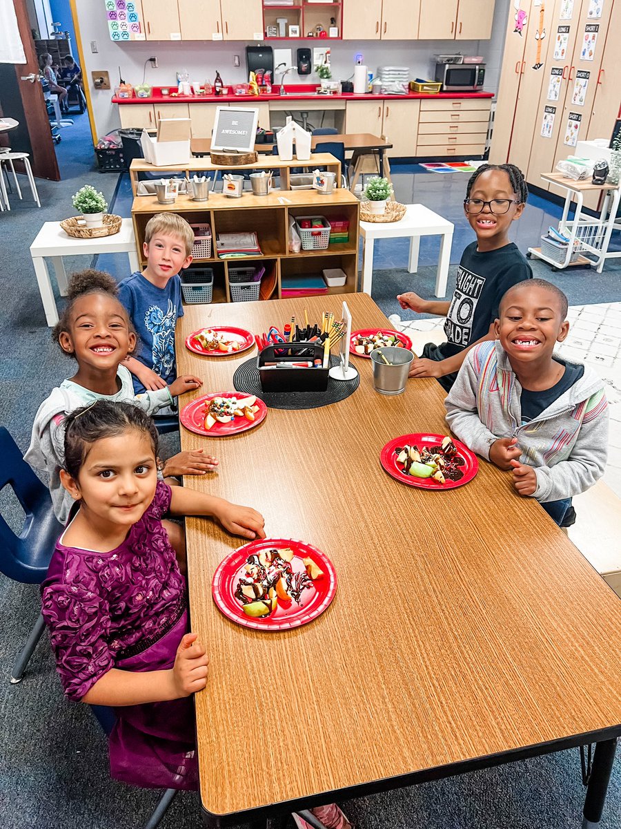 Apple tasting for apple week🍎🍏 <a href="/Creeksidetweet/">Creekside ECS</a>