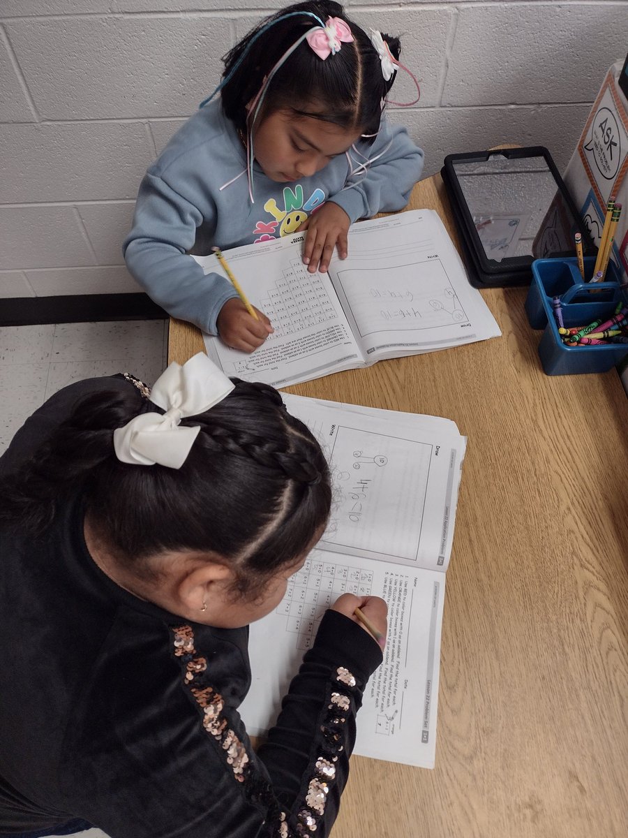 bbrown_hes's tweet photo. We can solve all the expressions to make all the numbers to 10! #part+part=whole #addend+addend=total #Eurekafuncollaborativelearning https://t.co/bSEta6kz8D