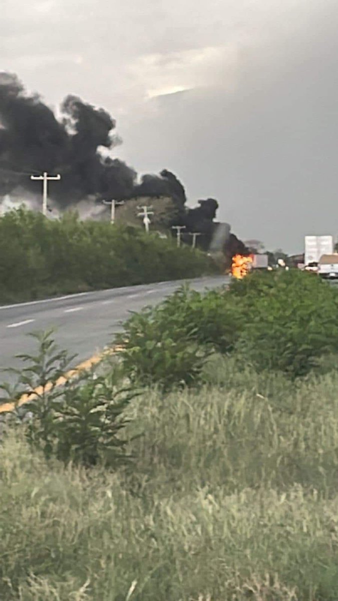 FdzWaldo's tweet photo. Me envían imágenes y videos del narcobloqueo en la Carretera Nacional a la altura del municipio de Montemorelos y Hualahuises. Extremen precauciones y eviten circular por esa vía. El nivel de violencia en Nuevo León ha alcanzado un nivel inaceptable. https://t.co/egXmTDeCmv