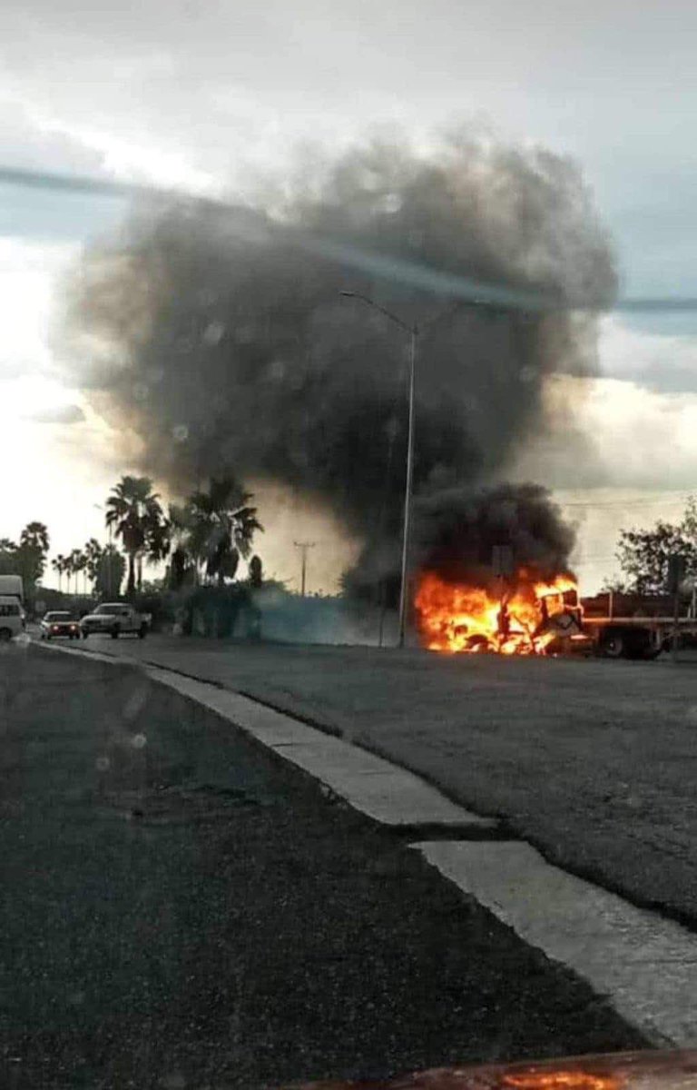 FdzWaldo's tweet photo. Me envían imágenes y videos del narcobloqueo en la Carretera Nacional a la altura del municipio de Montemorelos y Hualahuises. Extremen precauciones y eviten circular por esa vía. El nivel de violencia en Nuevo León ha alcanzado un nivel inaceptable. https://t.co/egXmTDeCmv