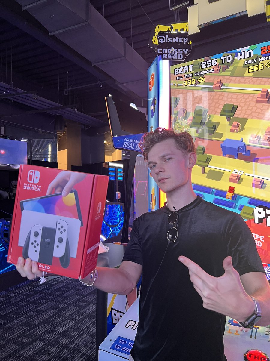 gary_raps's tweet photo. get fucked dave and busters disney crossy road https://t.co/g2g6TyvlZw
