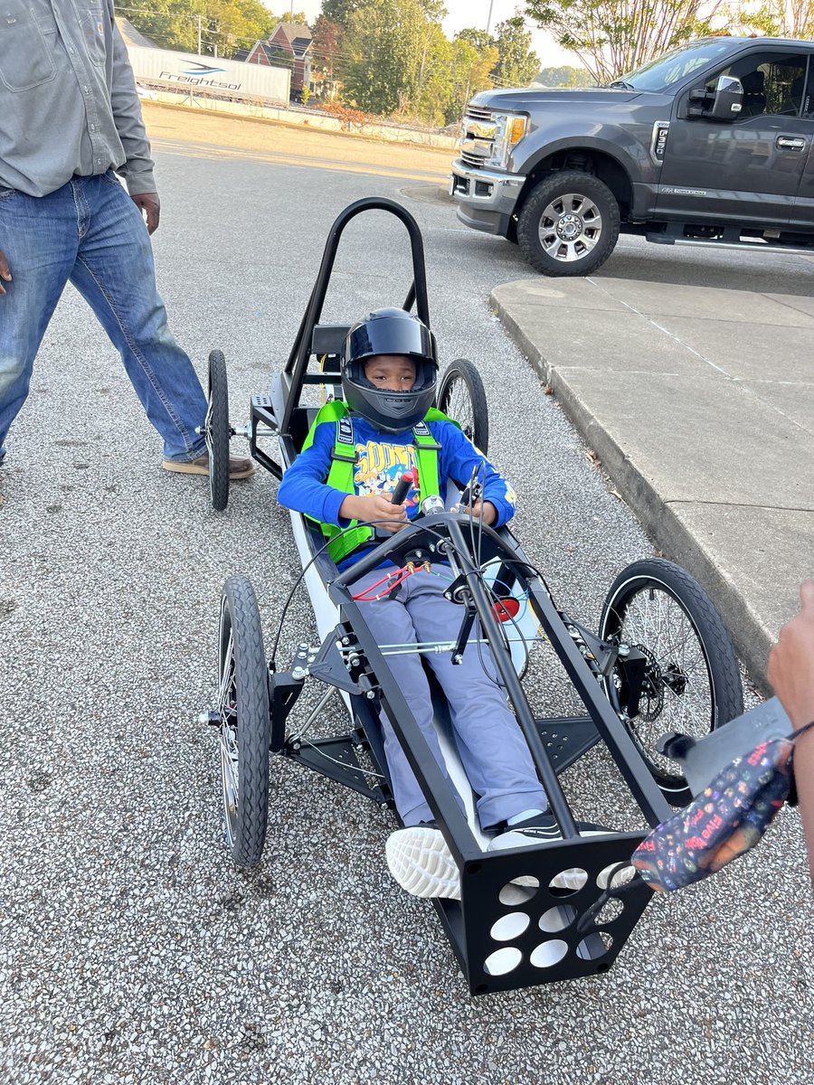 JASArockets's tweet photo. 1️⃣ smush in 💥
2️⃣ helmet on 🪖
3️⃣ ready to go 👍 sign 
4️⃣ peace 🏎️ out! 
✅ 1st test drive for the 🚀 rockets!!! 
@JMCSchools @suptking @JMCSSInnovation https://t.co/4eQYEjOoL6