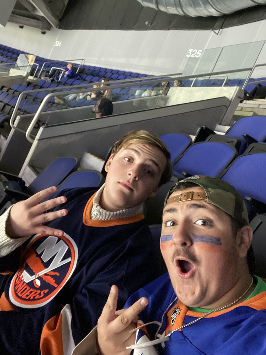 LATEBOI227's tweet image. #NYISLES GAME on a school night hell yeah @NYIslanders