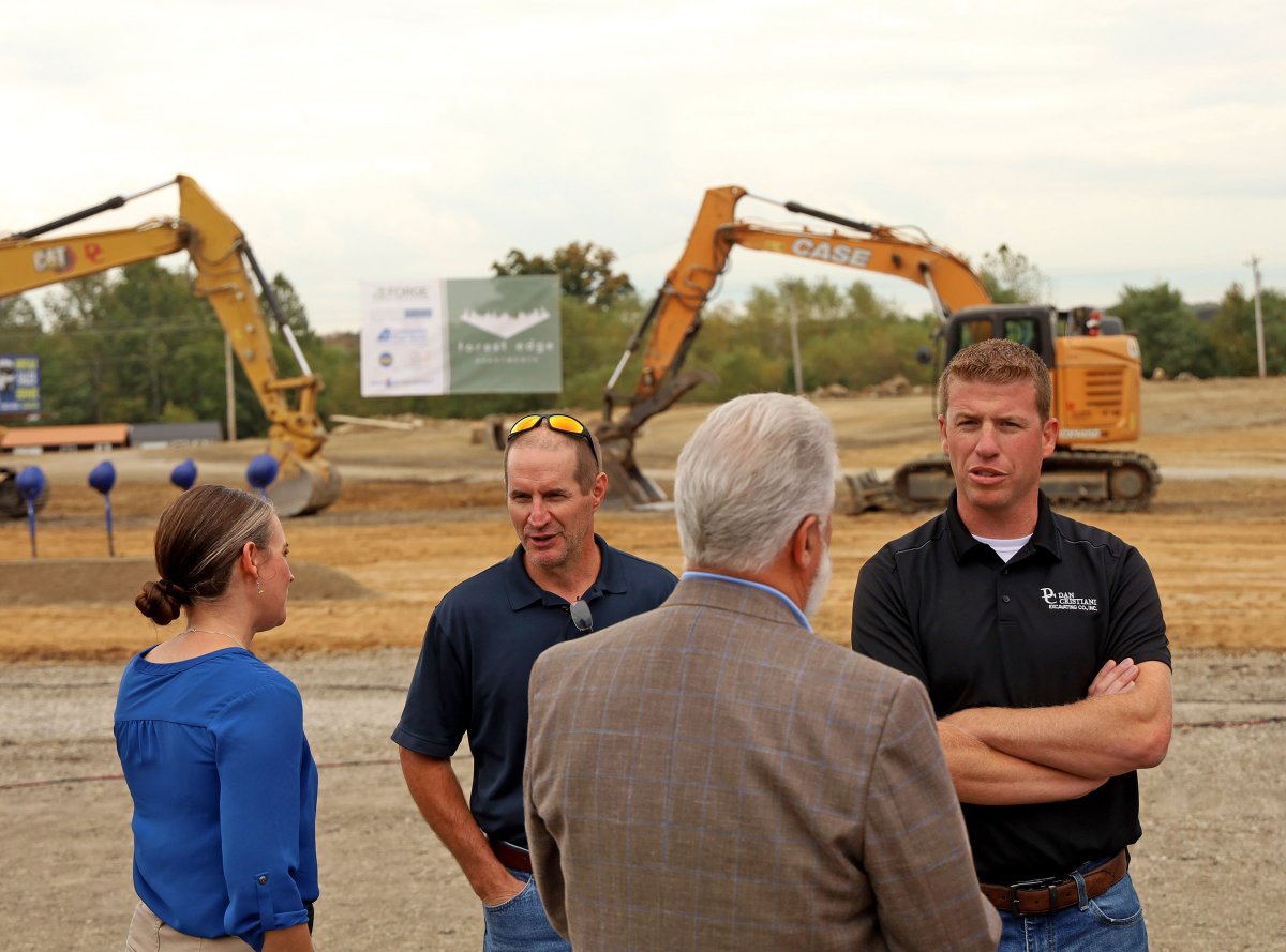 CharlestownIN's tweet photo. 𝐆𝐑𝐎𝐔𝐍𝐃𝐁𝐑𝐄𝐀𝐊𝐈𝐍𝐆 𝐃𝐀𝐘!
Representatives from @dentonfloyd held a groundbreaking ceremony today at the future Forest Edge Apartments. The 246-unit luxury apartment community will offer 1-, 2-, and 3-bedroom options. https://t.co/BhXsXzA2je