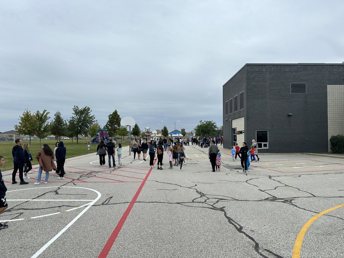 A fantastic evening at our Meet the Staff Night! Thanks to Ms Lachine for running our book fair and the entire staff for their smiling faces! @Mlle_Roberts <a href="/gecdsbpro/">GECDSB PR</a> <a href="/LDS_Raptors/">Lakeshore Discovery Raptors</a>