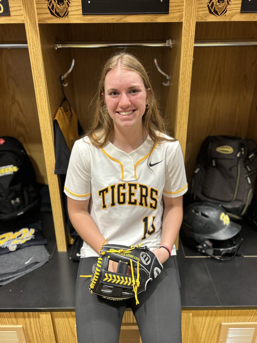 paigethexton3's tweet photo. Super excited and blessed to receive my first D2 offer to play college softball!! Thank you @coach_pilk and @lawren_mckinney for having me out and giving me this amazing opportunity! 💛🖤
@FHSU_Softball 
@KSRenegades_BPF 
@GBHSsoftball https://t.co/3UHkH8N0q6