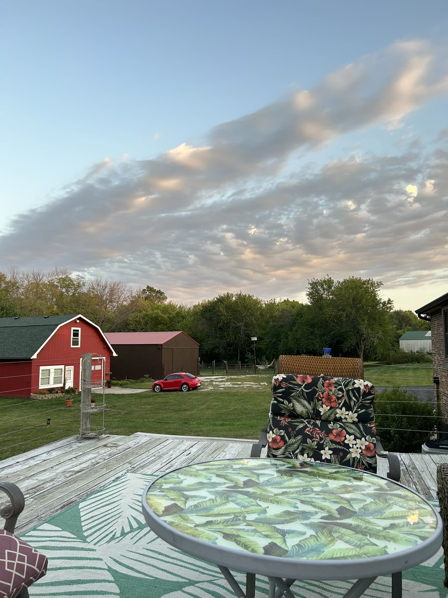 TreasureGoddess's tweet photo. Gorgeous sky tonight above Spring Hill, KS https://t.co/F6E64LDbH0