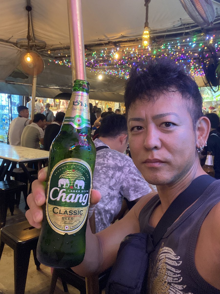 バンコクのナイトマーケットでチャンビール飲んでた🍺