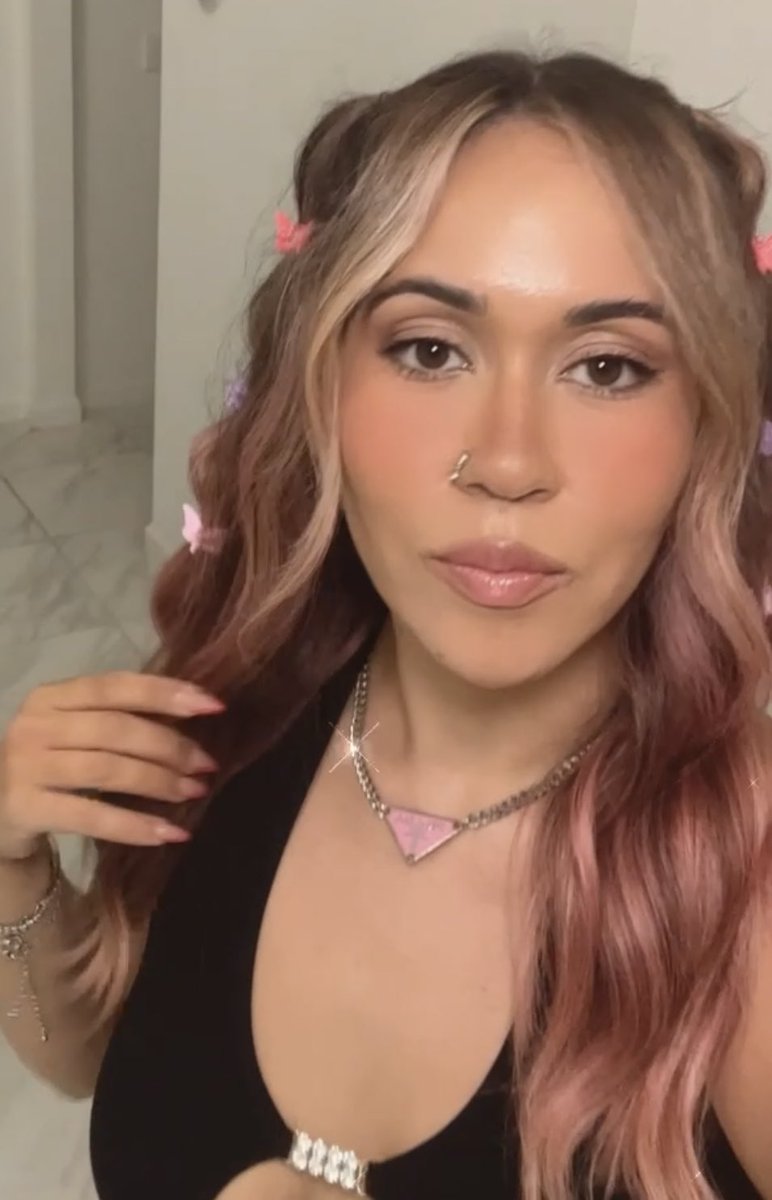 moiraroseswigs's tweet photo. I wish I lived in the universe Euphoria exists so I could dress like I’m going to a Karol G concert everyday https://t.co/ykLMKtGtlb