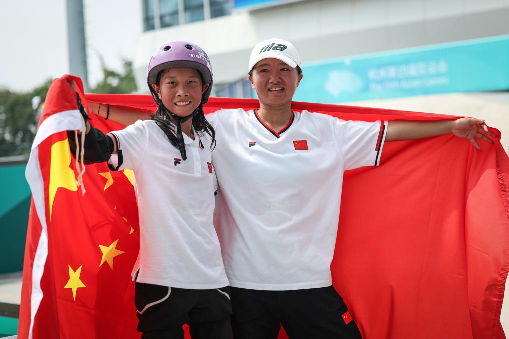 PDChinese's tweet photo. 【13歲“小丫”創造歷史 泳池湧現“多金”選手】杭州亞運會27日比賽日，中國代表團拿下23金。一批小將表現搶眼，其中13歲的崔宸曦勇奪滑板女子街式金牌，成為中國代表團歷史上最年輕的亞運冠軍。“蝶後”張雨霏則再入兩金，與隊友徐嘉余同為四金在手。此外，體操女��全能、沙灘排���等項目也有金牌斬獲。 https://t.co/JptAN6qJmT