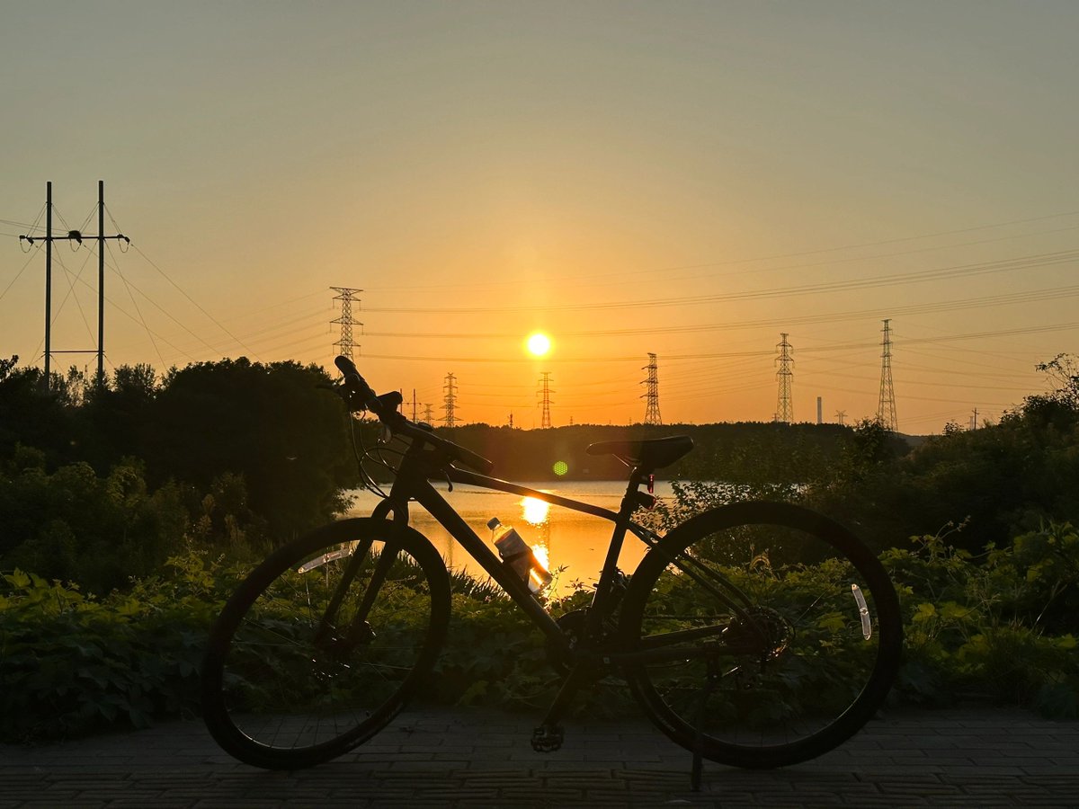 BennyKHarman's tweet photo. Good morning, as I pedaled my bicycle as a morning exercise, I was refreshed by the beauty of the sun rising from a beach, as if I had gained strength to overcome the difficulties of the day.🌞✨☀️ https://t.co/zKwbkF6qxa