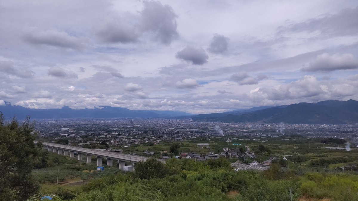 おはようございます🤗 今日は花鳥山に行きました😀 雲が多いですが35℃近くまで上がるみたいです。 ぶどう🍇もあと少しで終わりそうです。頑張ります💃 #農家の朝礼 #リニアの見える丘 #花鳥山展望台