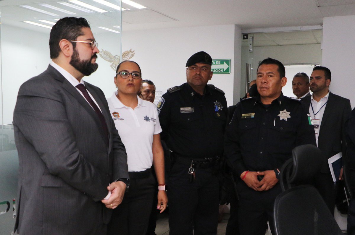 AAndradeTellez's tweet photo. Visité las instalaciones del #C2 de #Texcoco, donde en compañía de la Directora de Administración y Operación de la Red de nuestro #C5Ecatepec y del Director General de Seguridad Pública y Movilidad del Ayuntamiento de Texcoco tuve la oportunidad de interactuar con el personal que lleva a cabo el monitoreo de las cámaras de videovigilancia.
Con gran entusiasmo y #ElPoderDeServir me es grato constatar que trabajamos de la mano con mujeres y hombres capacitados que ejercen la loable labor de proteger a la ciudadanía, a quien nos debemos. Estoy convencido de que desde lo local avanzamos en sinergia para fortalecer las estrategias y así construir un Estado más seguro.
#MásInteligenciaMenosViolencia
#SomosMásLosBuenos