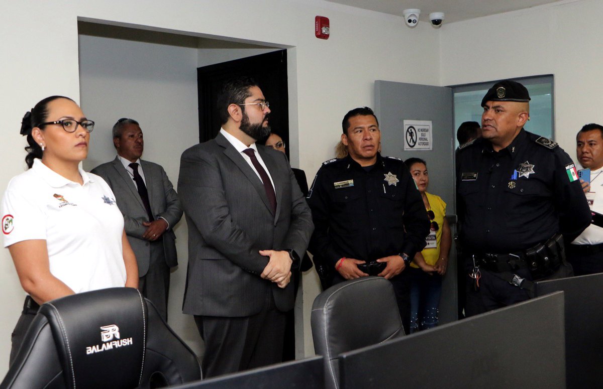 AAndradeTellez's tweet photo. Visité las instalaciones del #C2 de #Texcoco, donde en compañía de la Directora de Administración y Operación de la Red de nuestro #C5Ecatepec y del Director General de Seguridad Pública y Movilidad del Ayuntamiento de Texcoco tuve la oportunidad de interactuar con el personal que lleva a cabo el monitoreo de las cámaras de videovigilancia.
Con gran entusiasmo y #ElPoderDeServir me es grato constatar que trabajamos de la mano con mujeres y hombres capacitados que ejercen la loable labor de proteger a la ciudadanía, a quien nos debemos. Estoy convencido de que desde lo local avanzamos en sinergia para fortalecer las estrategias y así construir un Estado más seguro.
#MásInteligenciaMenosViolencia
#SomosMásLosBuenos