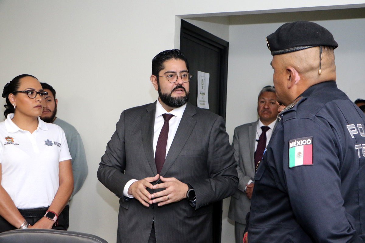 AAndradeTellez's tweet photo. Visité las instalaciones del #C2 de #Texcoco, donde en compañía de la Directora de Administración y Operación de la Red de nuestro #C5Ecatepec y del Director General de Seguridad Pública y Movilidad del Ayuntamiento de Texcoco tuve la oportunidad de interactuar con el personal que lleva a cabo el monitoreo de las cámaras de videovigilancia.
Con gran entusiasmo y #ElPoderDeServir me es grato constatar que trabajamos de la mano con mujeres y hombres capacitados que ejercen la loable labor de proteger a la ciudadanía, a quien nos debemos. Estoy convencido de que desde lo local avanzamos en sinergia para fortalecer las estrategias y así construir un Estado más seguro.
#MásInteligenciaMenosViolencia
#SomosMásLosBuenos