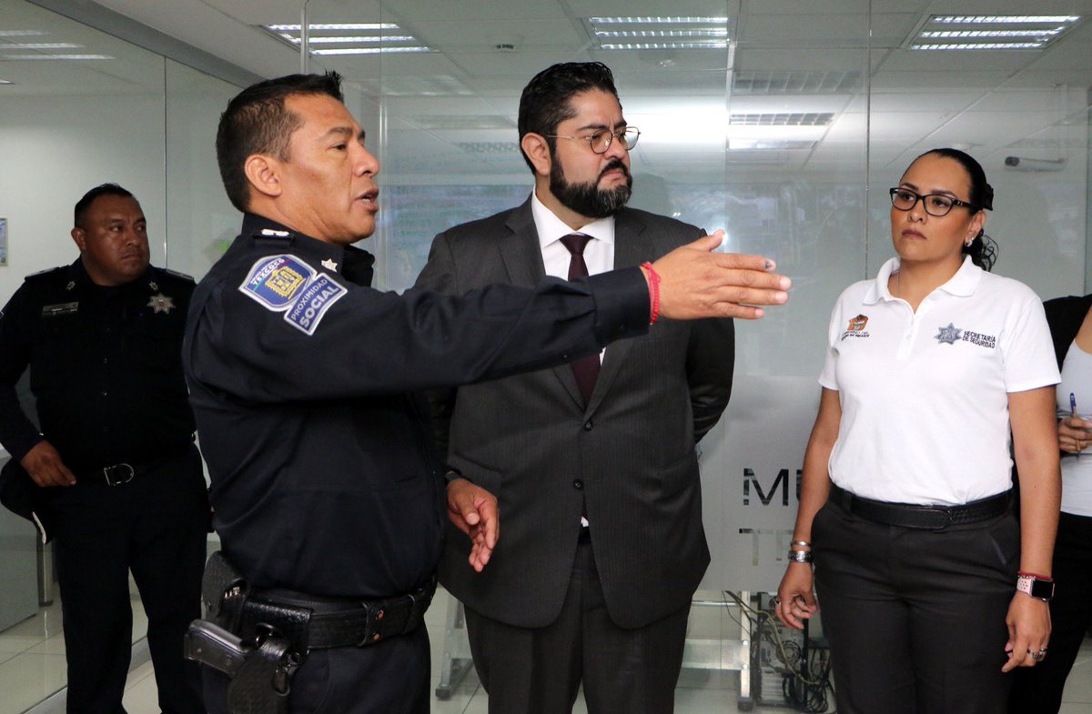 AAndradeTellez's tweet photo. Visité las instalaciones del #C2 de #Texcoco, donde en compañía de la Directora de Administración y Operación de la Red de nuestro #C5Ecatepec y del Director General de Seguridad Pública y Movilidad del Ayuntamiento de Texcoco tuve la oportunidad de interactuar con el personal que lleva a cabo el monitoreo de las cámaras de videovigilancia.
Con gran entusiasmo y #ElPoderDeServir me es grato constatar que trabajamos de la mano con mujeres y hombres capacitados que ejercen la loable labor de proteger a la ciudadanía, a quien nos debemos. Estoy convencido de que desde lo local avanzamos en sinergia para fortalecer las estrategias y así construir un Estado más seguro.
#MásInteligenciaMenosViolencia
#SomosMásLosBuenos