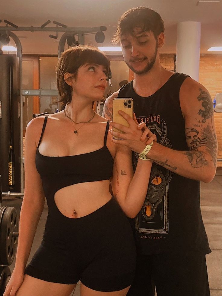 vamos la precisamos fazer uma linha aqui

primeiro chega na pessoa e fala "passa o insta"

depois chega na dm dela e fala "ablublublé"

marquem um encontro e diz "nossa, que noite meio bosta né?"

ai vai concertar o chuveiro dela

vapo mlk 🙅🏽‍♀️