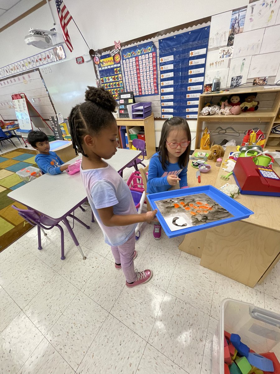 MTL_CSZumpettaK's tweet image. Kindness is everywhere in Room 2! This #zumpettaszone artist painted a beautiful nighttime sky picture for a friend. 🥰 #buildingfriendships #KindnessMatters