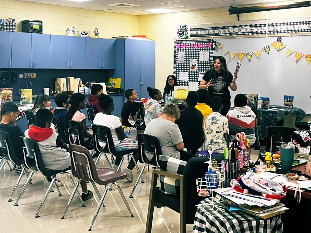 @KenlyCougars is celebrating #HispanicHeritageMonth !Students listened to our ESOL Resource Teacher read aloud stories celebrating Hispanic culture, Latino authors and the beautiful diversity that is being Hispano! #heartheroar @TransformHCPS @RickGrayes