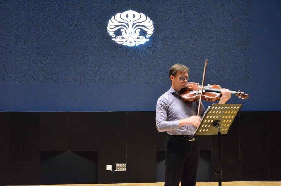 mhall_viola's tweet image. So much new music on my stand I’m amazed it’s still standing. 

What’s on your stand today? 

#newmusic #composer