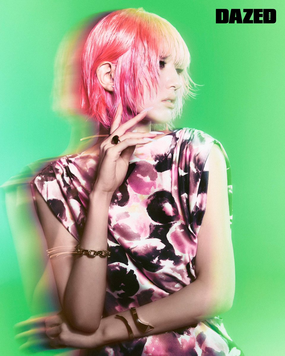 REFLECTION #협찬

프라다는 아름다움에 대한 관념을 재구성하고, 재발견한다. 지금, 소미는 프라다가 염원하는 사랑, 아름다움을 말하는 미학적 언어를 상징한다. 

#전소미 #JEONSOMI #프라다 #Prada

더 많은 화보와 기사는 <데이즈드> 10월호에서 만나볼 수 있습니다.