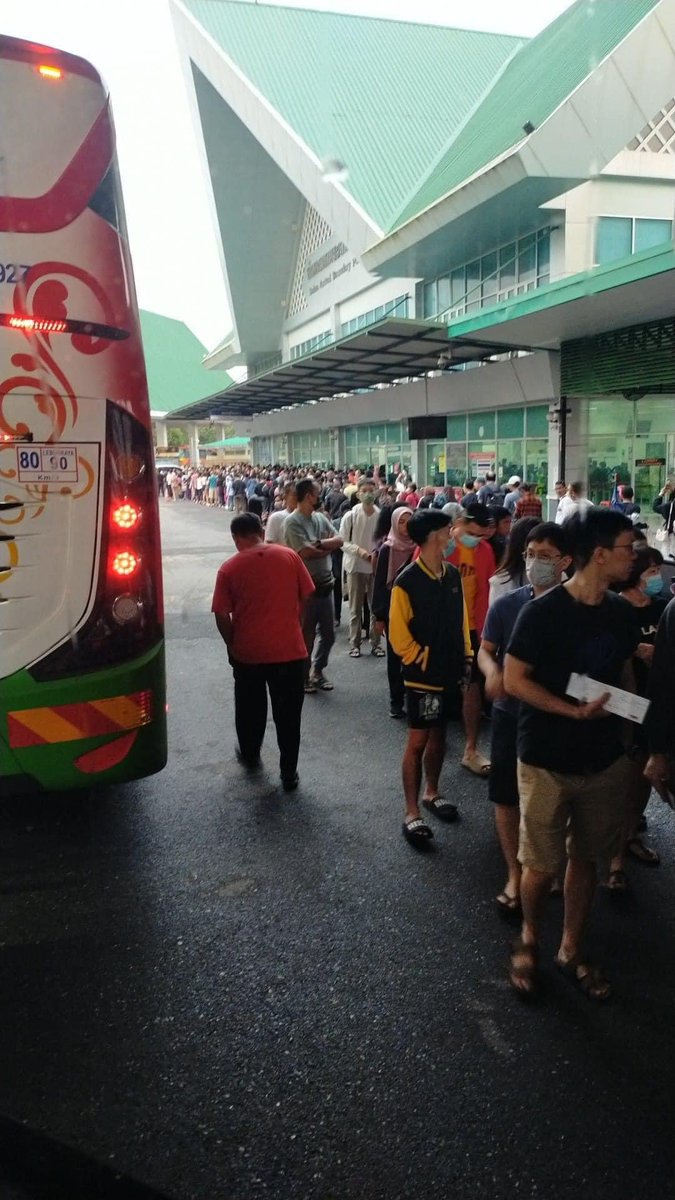 myjoe_'s tweet photo. Penuh orang kat border nak ke Hatyai https://t.co/1Bg93bBgem