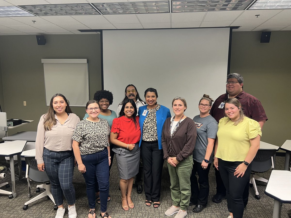 MsDAliano's tweet photo. I was offered an opportunity to be an adjunct professor at UTSA teaching the principal practicum course. Tonight I had two wonderful SWISD Principals come and speak to the students. It is very exciting to be a part of this experience for future educational leaders. https://t.co/yHkB0jlsL0