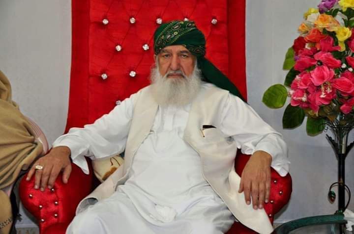 alauddintrust1's tweet photo. کاملوں کی نظر ذات بدل کر رکھ دیتی ہے۔ کاملوں کے کان قرب و دور کی بات سنتے ہیں۔ نظر اٹھاتے ہیں اور ذات بدل دیتے ہیں اور ذات بدل کر چھوڑتے نہیں، ذات بدل کے پاک کرکے ربُ العالمین کے قرب میں لے جاتے ہیں۔❤

حضور شیخ العالم قبلہ پیر محمد علاٶالدین صدیقی نقشبندیؒ https://t.co/WzYJEcYZGn