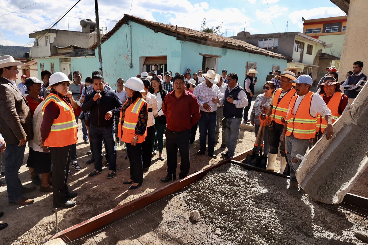 Previo al encuentro de agradecimiento en #VillaVictoria, di el banderazo de salida para la construcción de pavimentación con concreto hidráulico. #ElPoderDeServir