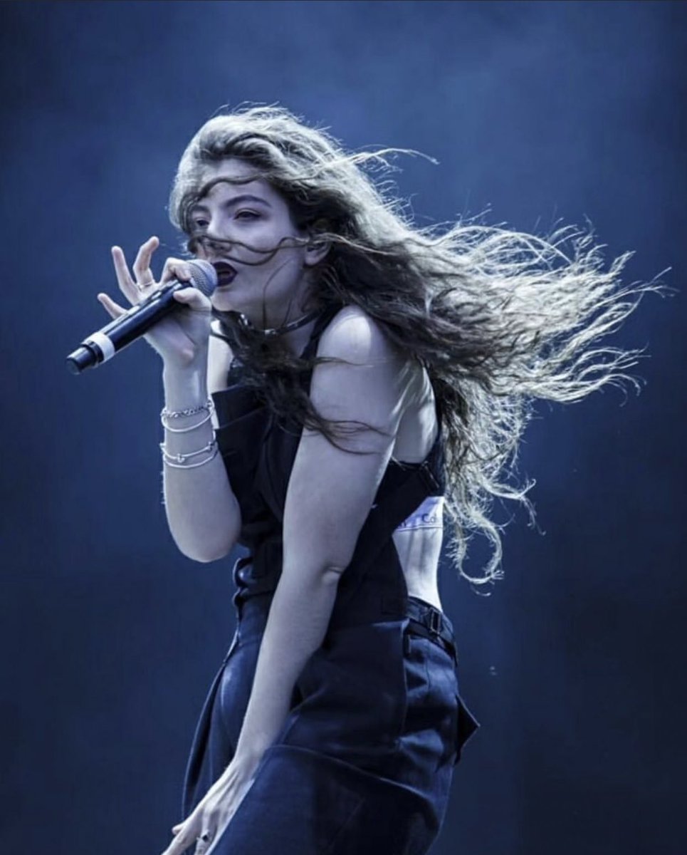 lordesbottle's tweet photo. happy 10 years of pure heroine 🖤 https://t.co/kcnQbAlGvF
