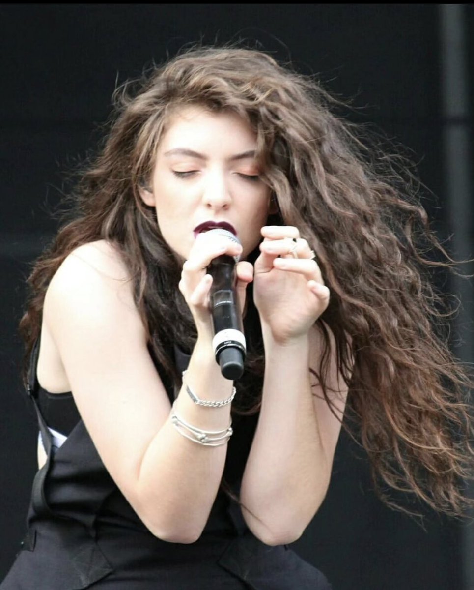 lordesbottle's tweet photo. happy 10 years of pure heroine 🖤 https://t.co/kcnQbAlGvF